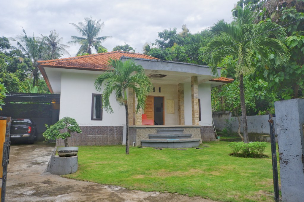 Local Modern House in&nbsp;Kalibukbuk
